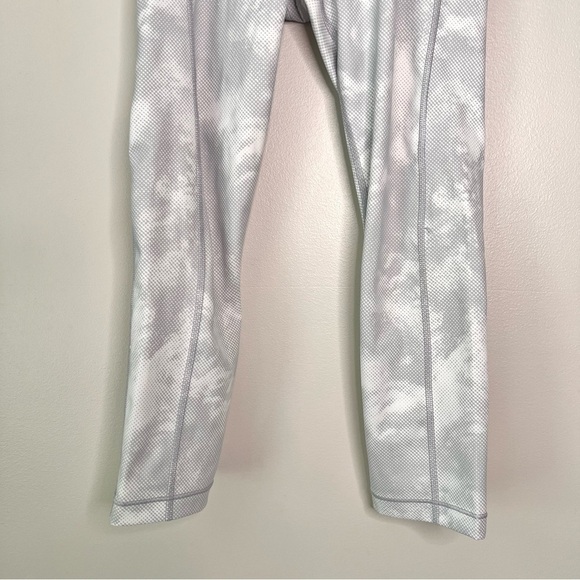 ATHLETA Ultimate Stash Pocket Printed Capri - Picture 4 of 13